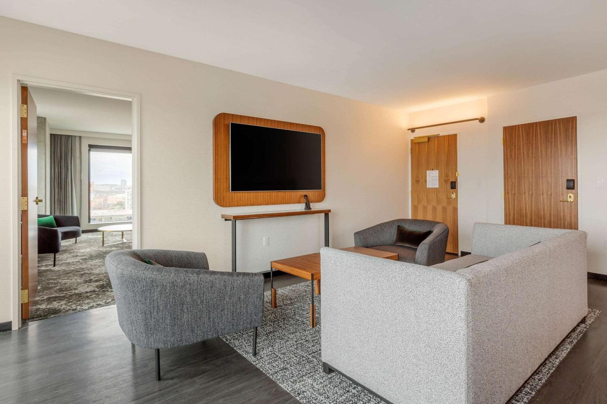 Cambria Hotel Boston Downtown - Seaport Екстер'єр фото